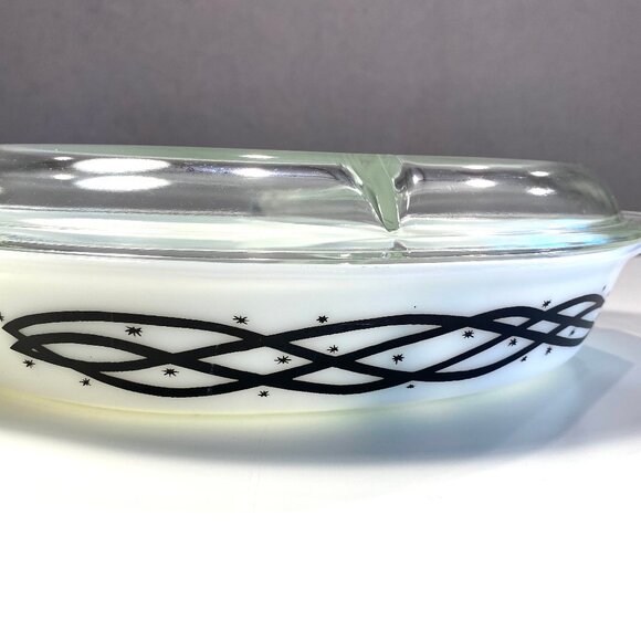 Vintage Pyrex Barbed Wire Cinderella Divided Oval Casserole 1-1/2 quart Dish - Picture 3 of 12